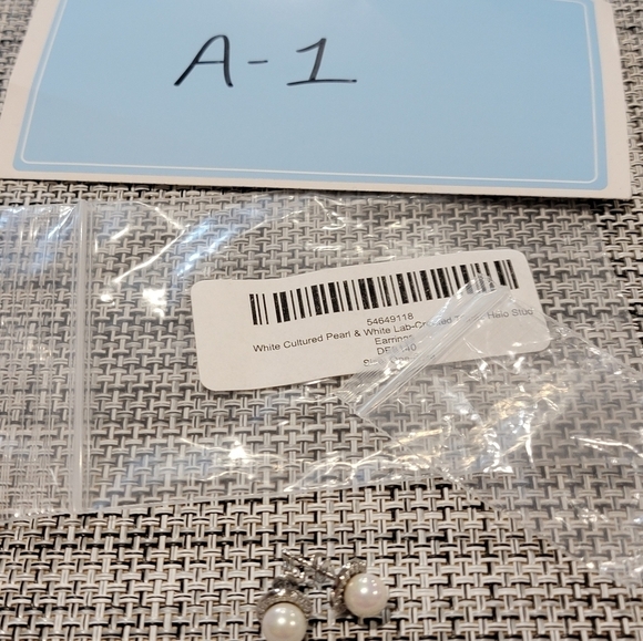 Cultured Pearl & White Lab Created Topaz Halo Stud Earrings NWOT - Picture 4 of 4